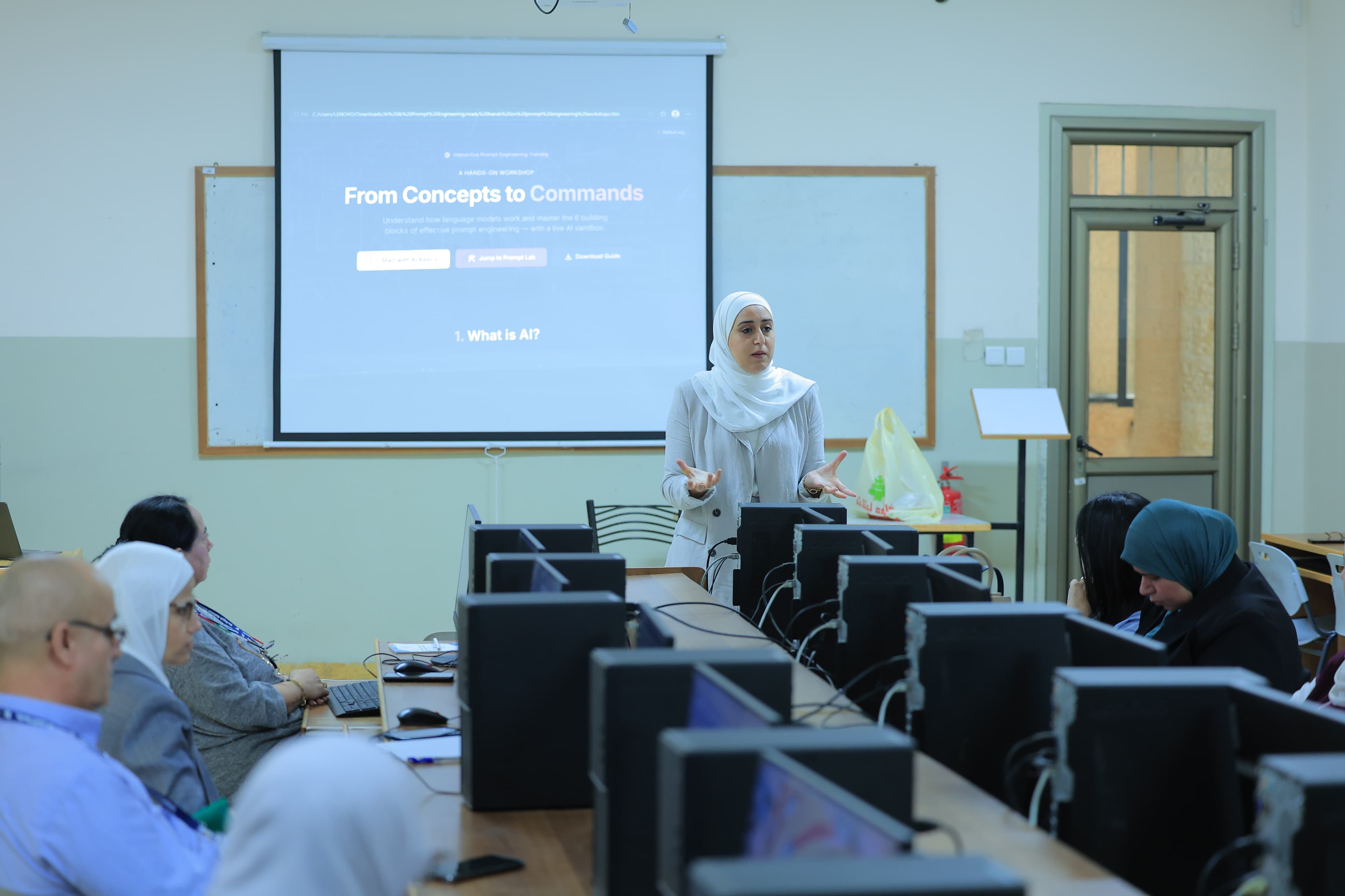 جامعة النجاح الوطنية تنظم دورة تدريبية حول تطبيقات الذكاء الاصطناعي في الأعمال الإدارية
