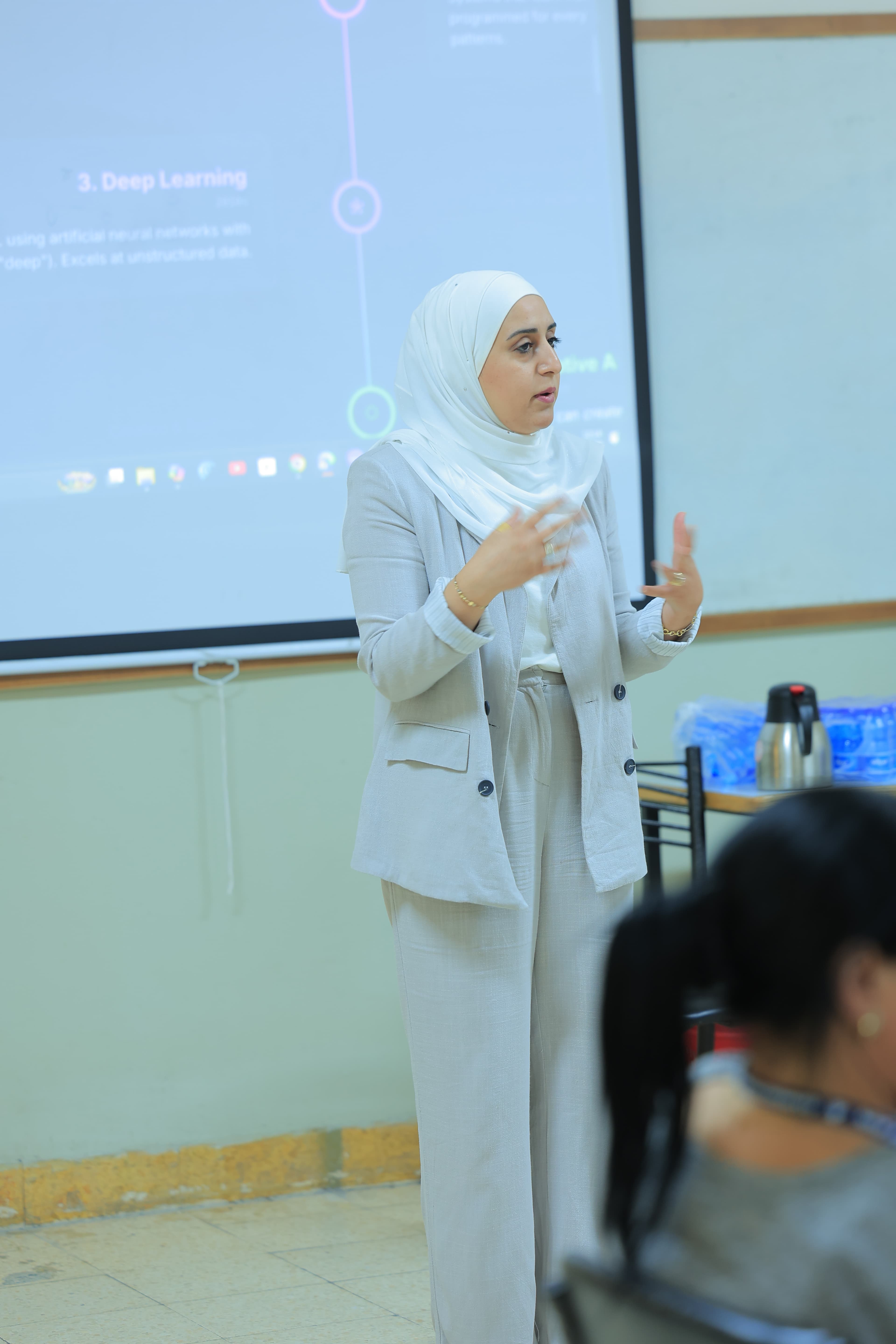 جامعة النجاح الوطنية تنظم دورة تدريبية حول تطبيقات الذكاء الاصطناعي في الأعمال الإدارية
