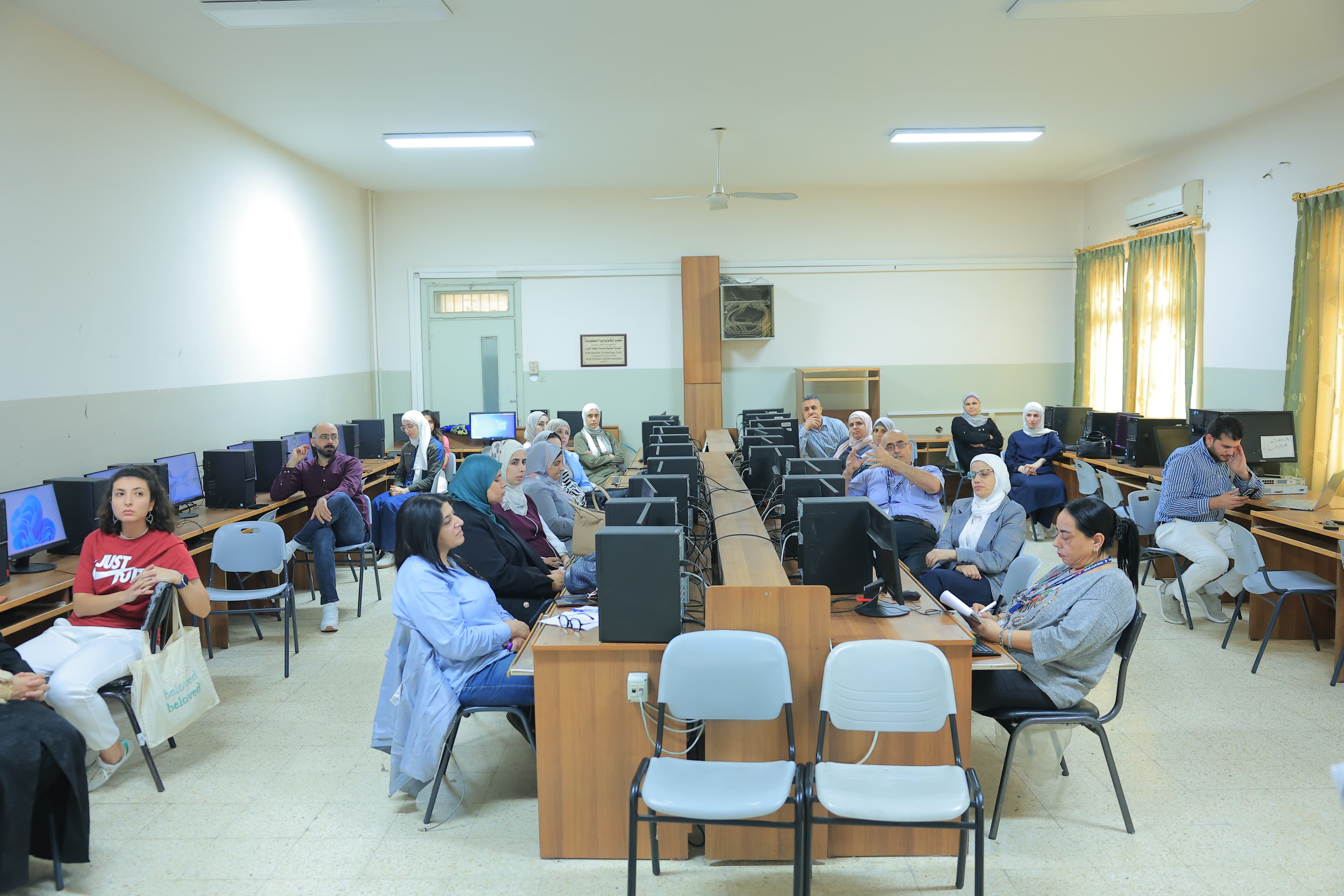 جامعة النجاح الوطنية تنظم دورة تدريبية حول تطبيقات الذكاء الاصطناعي في الأعمال الإدارية